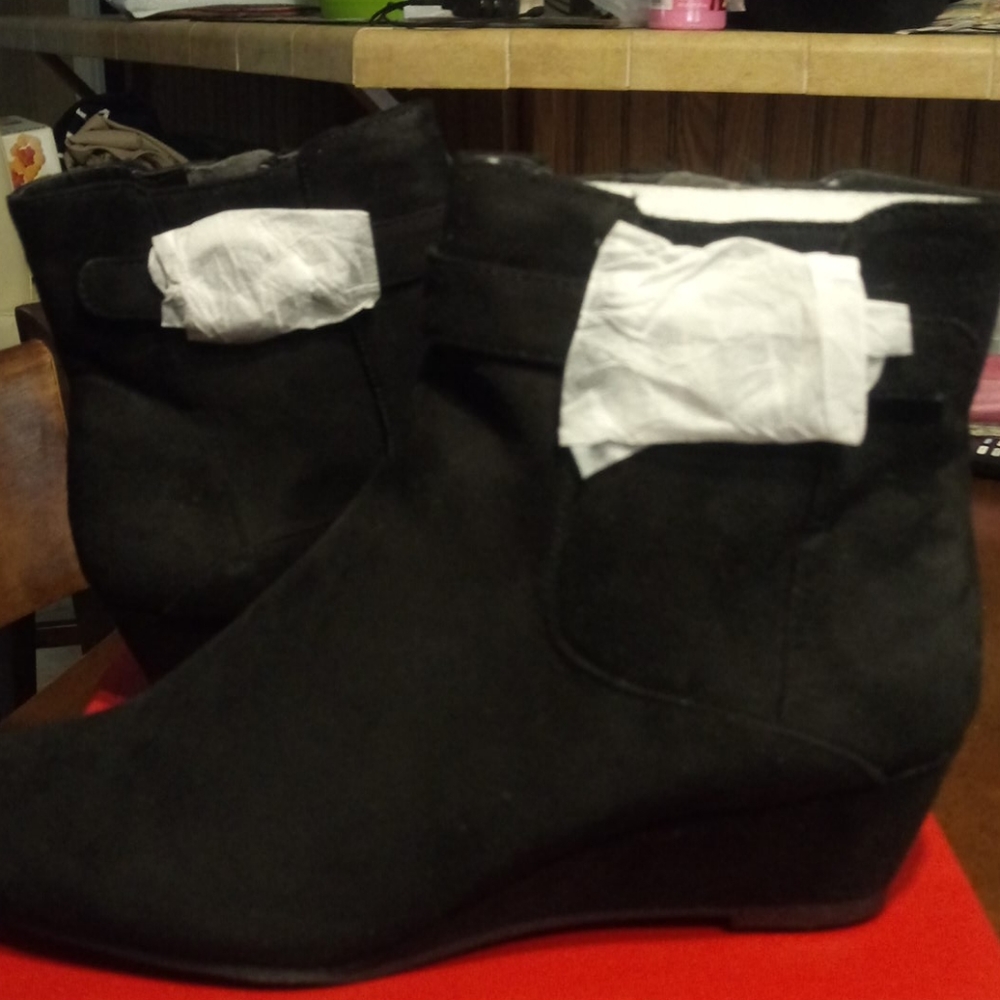 🆕 Giddy Black Suade Wedge Bootys Size 8.5